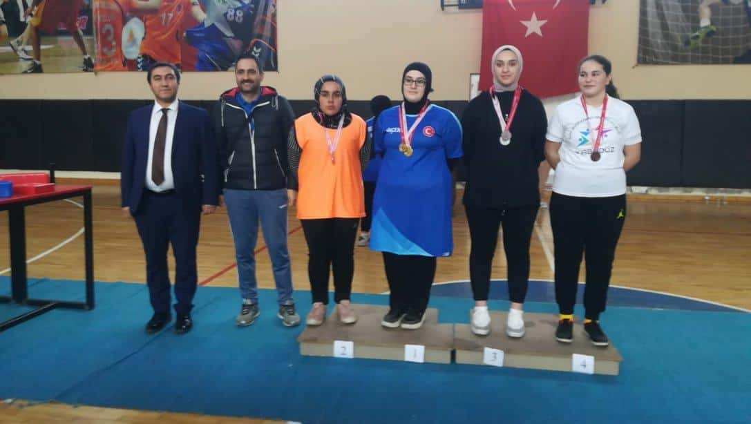 Güzelyurt Anadolu Lisesi  Öğrencileri Bilek Güreşi Müsabakalarında Madalyalarıyla Döndü