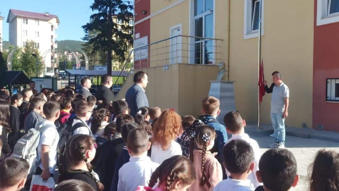 İlçe Milli Eğitim Müdürümüz Onur BEKYÜREK Atatürk Ortaokulunda Bayrak Töreni ile Haftaya Başladı