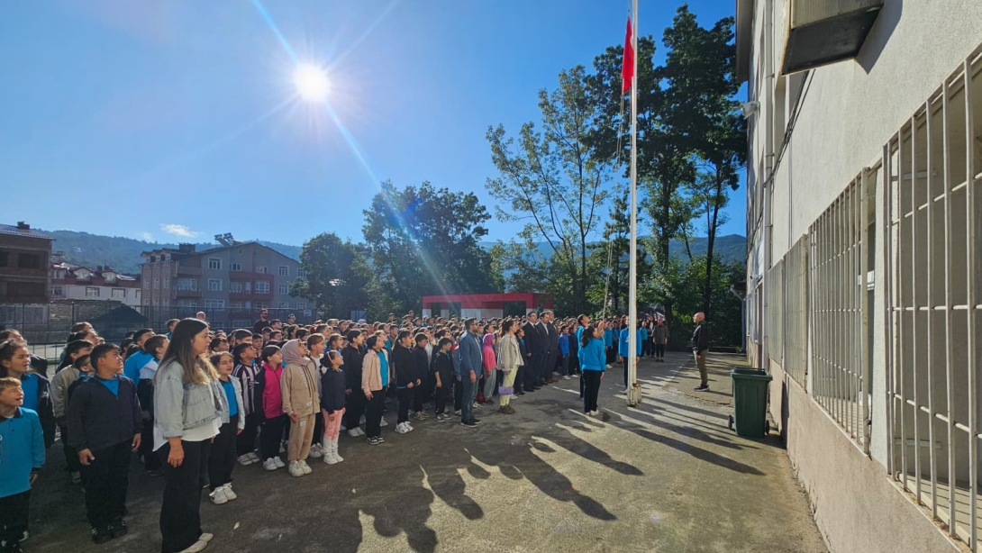 İlçe Milli Eğitim Müdürümüz Onur BEKYÜREK Hürriyet Ortaokulunda Bayrak Töreni ile Haftaya Başladı